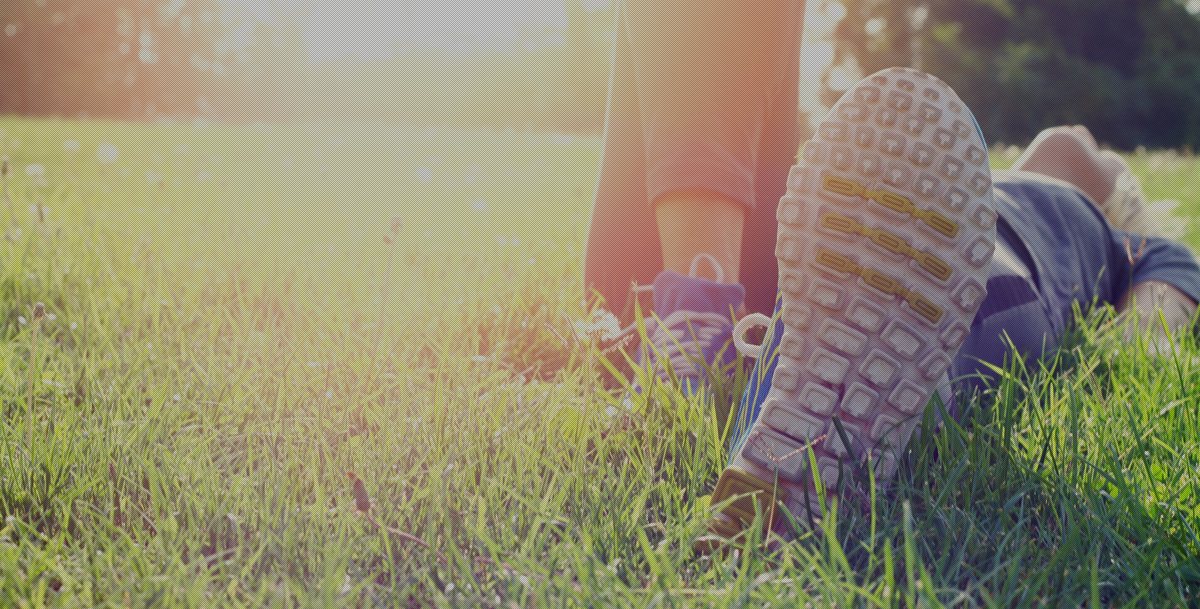 草むらに寝転がって